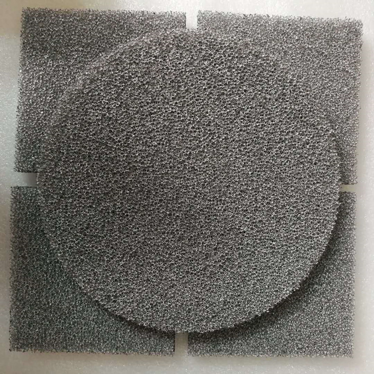 泡沫鐵鎳異形件透氣性好, 有過濾的作用，氣體、流體的流動(dòng)穩(wěn)定性能超強(qiáng)。
