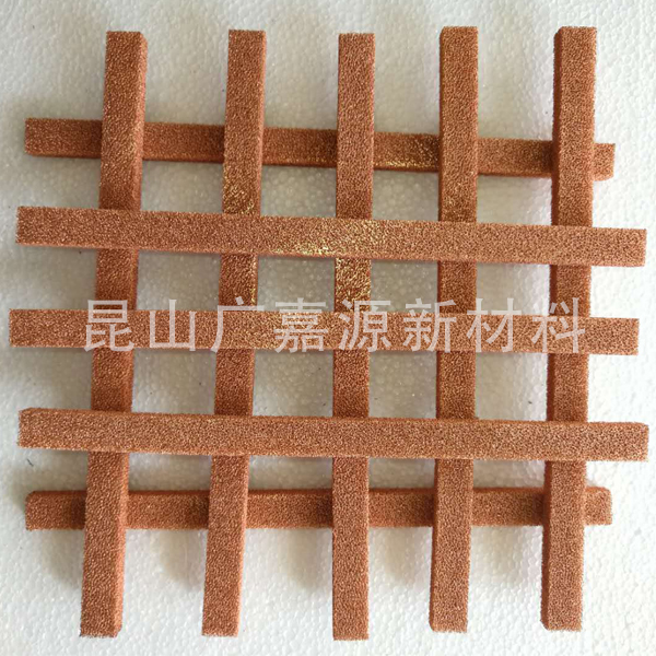 泡沫銅為三維多孔通透結(jié)構(gòu)，并擁有較好的金屬強(qiáng)度，同樣的體積，材料重量更輕。