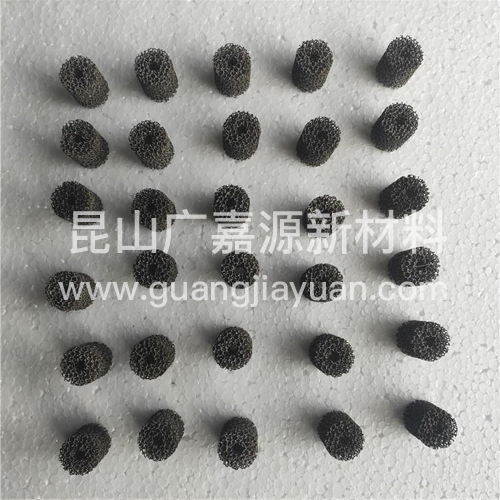 泡沫鐵鎳保持形態(tài)穩(wěn)定，在高溫下很難燃燒,耐高溫。